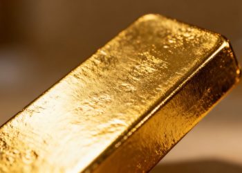 Lingot d'or brillant sur fond flou.