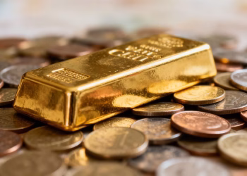 Lingot d'or sur des pièces de monnaie.