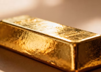 Lingot d'or brillant sur fond flou.