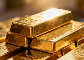 Lingots d'or brillants sous la lumière.