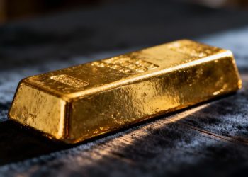 Barre d'or brillante sur fond sombre.