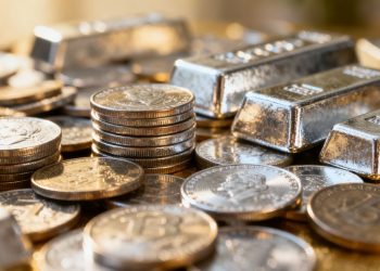 Pièces et lingots d'argent brillant.