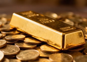 Barre d'or et pièces d'or, symbole de richesse et d'investissement.