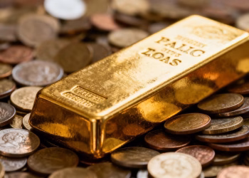 Lingot d'or sur des pièces de monnaie.
