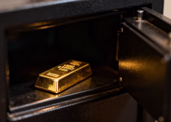 Lingot d'or dans un coffre-fort sécurisé à domicile.