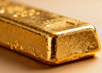 Lingot d'or brillant sur fond flou.