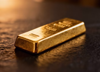 Lingot d'or brillant sur fond sombre.