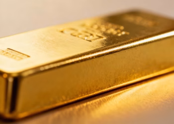 Une barre d'or brillante sous la lumière.
