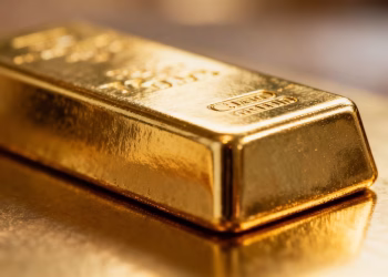 Lingot d'or brillant sur fond flou.