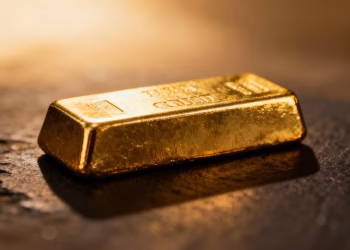 Barre d'or brillante sur fond sombre.