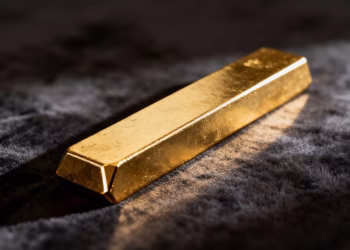 Barre d'or brillante sur fond sombre.