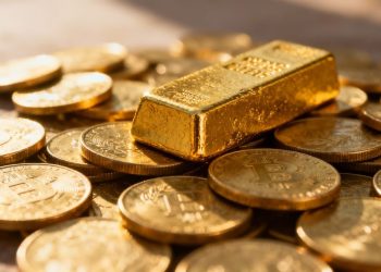 Petite pile de pièces d'or et barre d'or.