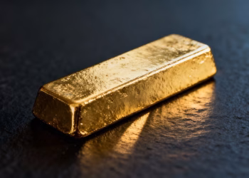 Lingot d'or brillant sur fond sombre.