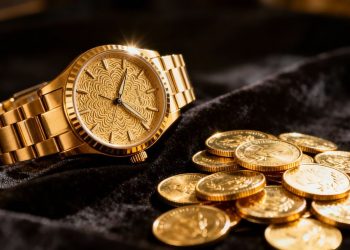 Montre en or et pièces d'or, investissement de luxe.