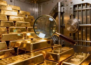 Barres d'or dans un coffre-fort sécurisé, inspectées de près.