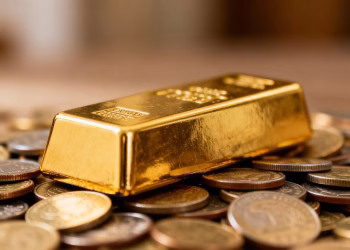 Barre d'or et pièces de monnaie, symbole de richesse et d'héritage.