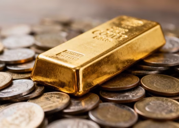 Lingot d'or sur des pièces de monnaie.