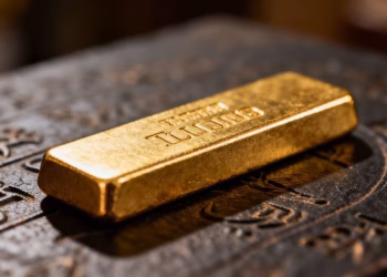 Barre d'or sur fond sombre et texturé.