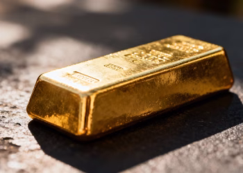 Barre d'or brillante sur fond sombre.
