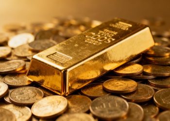 Barre d'or et pièces d'or, symbole d'investissement.