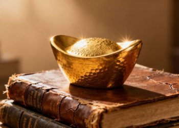 Lingot d'or sur des livres anciens