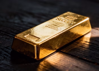 Lingot d'or brillant sur fond sombre.