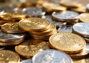 Pièces d'or et d'argent brillantes empilées.