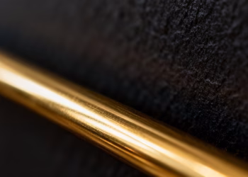 Barre d'or brillant sur fond sombre.