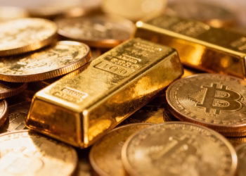 Pièces et lingots d'or brillants.