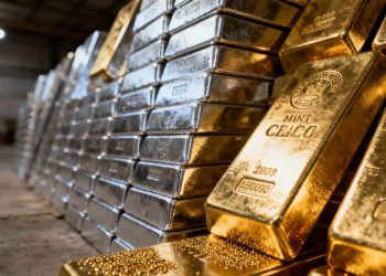 Lingots d'or et d'argent brillants, symboles d'investissement.