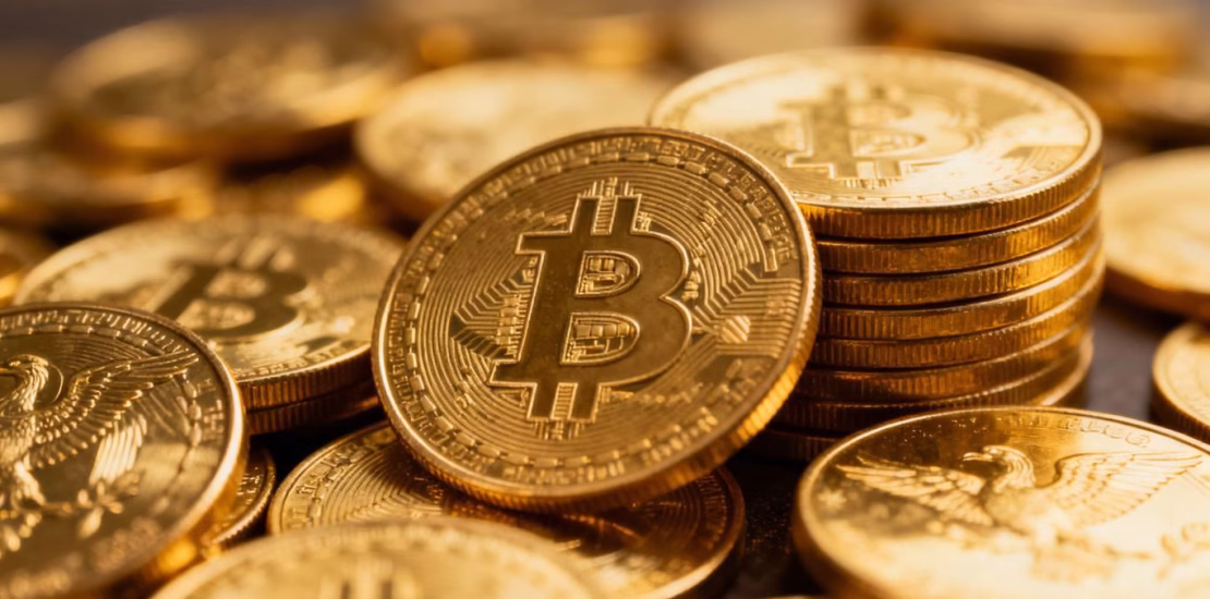 عملات ذهبية لامعة، مكدسة ومتناثرة، توحي بالثراء.