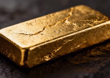 Barre d'or brillante sur fond sombre.