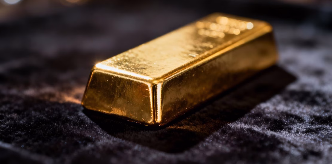 Barre d'or brillante sur fond sombre.