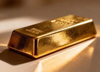 Lingot d'or brillant reflétant la lumière.