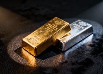 Barres d'or et d'argent côte à côte, brillance métallique.