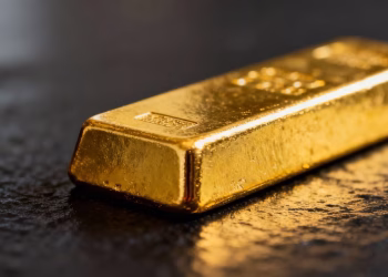 Barre d'or brillante sur fond sombre.