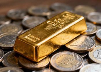 Barre d'or sur des pièces en euros.