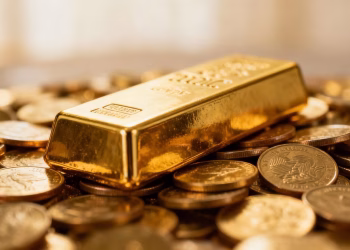 Barre d'or sur des pièces d'or.