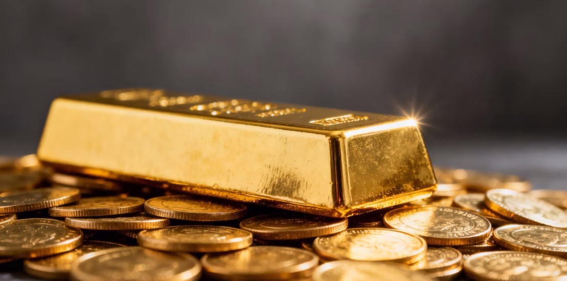 Lingot d'or sur des pièces d'or.