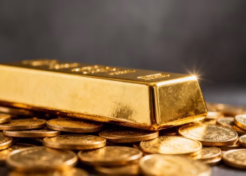 Lingot d'or sur des pièces d'or.