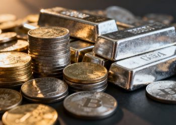 Pièces et lingots d'argent brillant.