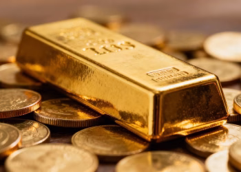 Lingots d'or et pièces d'or, symbole d'investissement.
