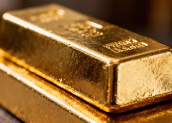 Lingot d'or brillant sur fond flou.