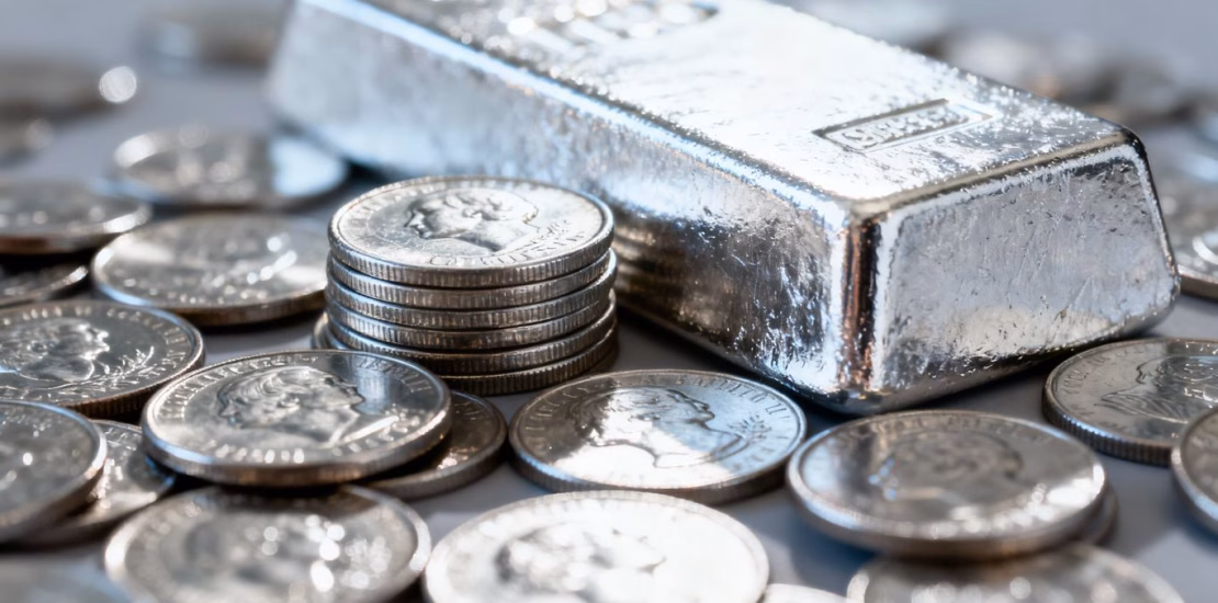 Pièces d'argent et lingot d'argent