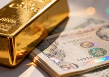 Lingot d'or et billets de banque, contraste physique et papier.