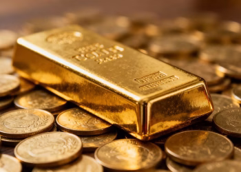 Barre d'or et pièces d'or, symbole d'investissement.