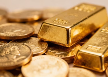 Lingots et pièces d'or brillants.