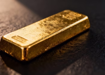 Barre d'or brillante sur fond sombre.