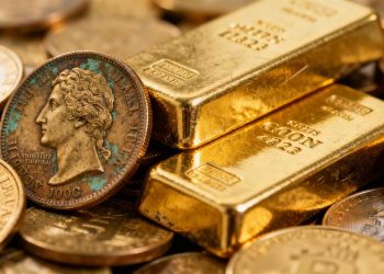 Pièces d'or d'investissement et de collection côte à côte.