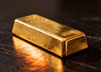 Lingot d'or sur fond sombre, symbole de sécurité économique.